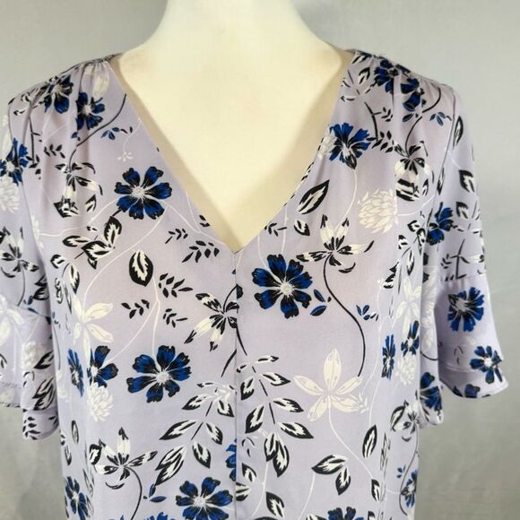 Ivanka Trump lavender white and blue floral short flutter sleeve top size small - Picture 2 of 8